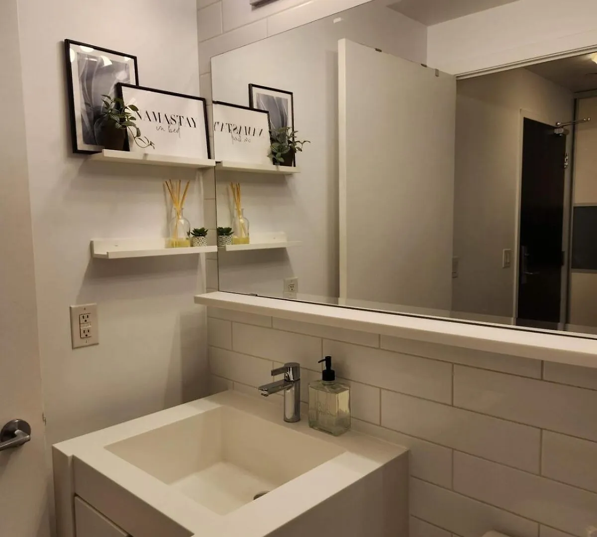 Queen St West Haven - Modern Loft, Downtown Toronto, Free Parking Lägenhet